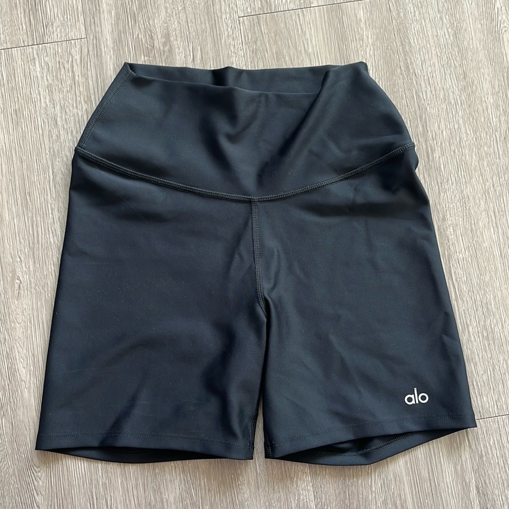 ALO 5” Airbrush High Waist Biker Short - black - EXCELLENT CONDITION